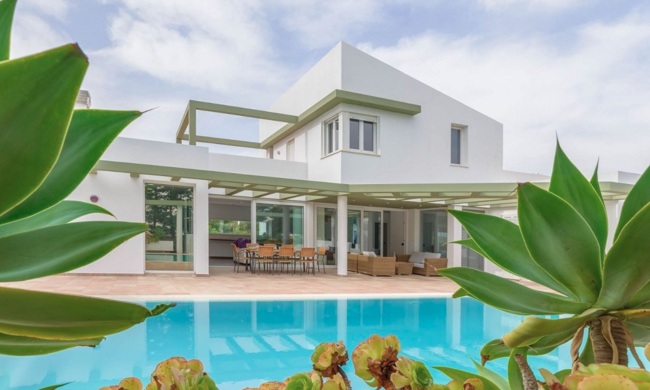 Villas de lujo en Menorca para tus vacaciones: privacidad, confort y mar azul en una sola estancia perfecta 1 Villas de lujo en Menorca para tus vacaciones: privacidad, confort y mar azul en una sola estancia perfecta