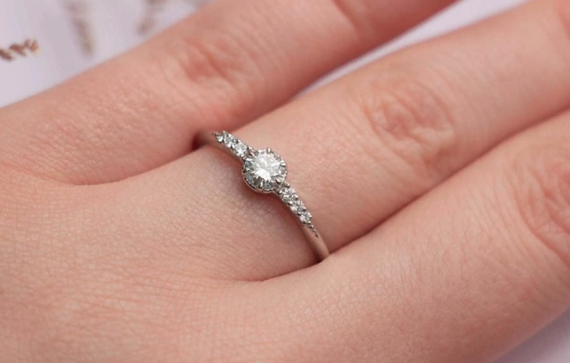 Elegancia contemporánea con brillo inteligente para vestir con confianza 1 Elegancia contemporánea con brillo inteligente para vestir con confianza